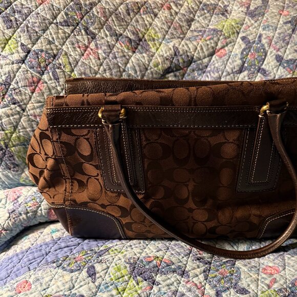 Coach Hamptons Signature Satchel - Picture 3 of 9